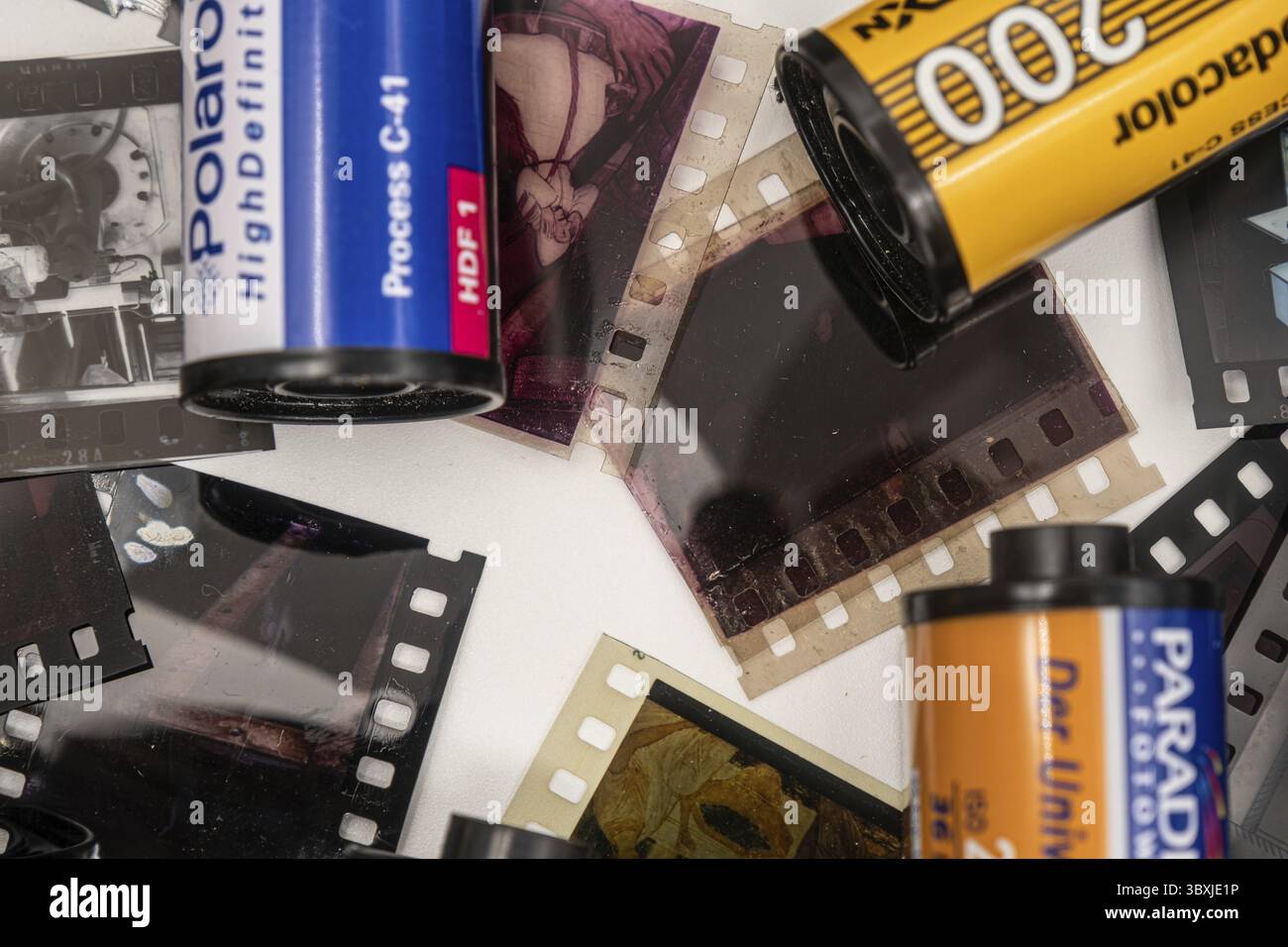 Sibiu, Roumanie - 07 avril 2024. Videz les cartouches de film 35 mm à partir de films développés avec d'anciennes bandes de film 35 mm Banque D'Images