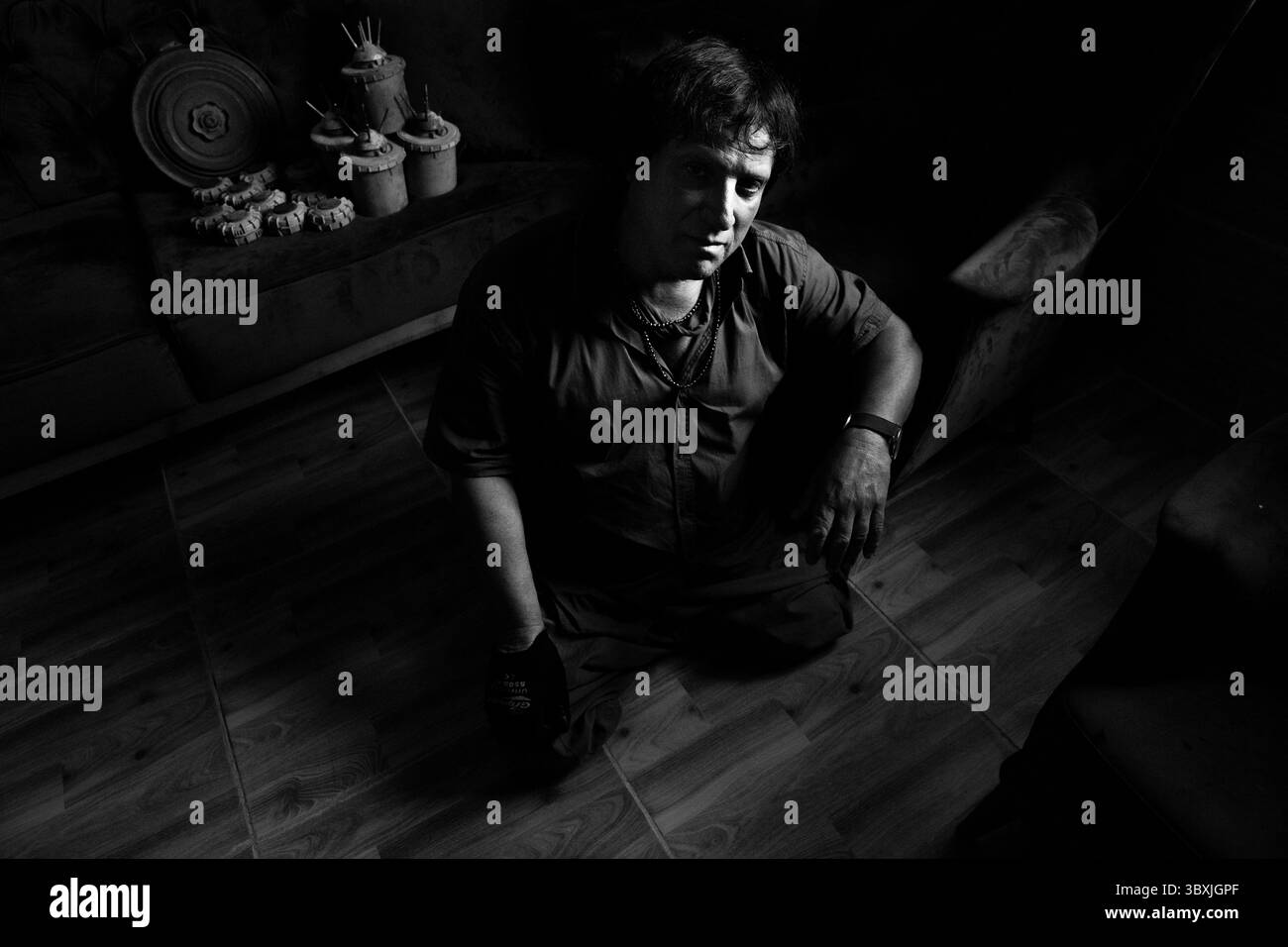 8 juillet 2021, Biyawele, gouvernorat de Halabja, Kurdistan irakien : le démineur de mines terrestres Hoshyar Ali pose pour un portrait à son domicile dans le village de Biyawele près de Halabja, Kurdistan irakien, le 8 juillet 2021. Ali est un héros local. Selon ses propres informations, heÃs a secouru 182 personnes des champs de mines, déminé 104 villages, déminé 540 kilomètres carrés de terres, enseigné la sensibilisation aux mines terrestres à au moins 700 écoles et mis en sécurité plus de 2,5 millions de mines terrestres et de munitions non explosées, nombre de celles qu'il a déminées en tant que double amputé ayant perdu ses deux jambes à cause de mines terrestres. (Crédit image : © Daniel Carde/ZUMA Press Wire) Banque D'Images