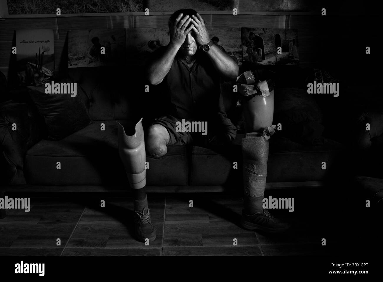 8 juillet 2021, Biyawele, gouvernorat de Halabja, Kurdistan irakien : le démineur de mines terrestres Hoshyar Ali pose pour un portrait à son domicile dans le village de Biyawele près de Halabja, Kurdistan irakien, le 8 juillet 2021. Ali est un héros local. Selon ses propres informations, heÃs a secouru 182 personnes des champs de mines, déminé 104 villages, déminé 540 kilomètres carrés de terres, enseigné la sensibilisation aux mines terrestres à au moins 700 écoles et mis en sécurité plus de 2,5 millions de mines terrestres et de munitions non explosées, nombre de celles qu'il a déminées en tant que double amputé ayant perdu ses deux jambes à cause de mines terrestres. (Crédit image : © Daniel Carde/ZUMA Press Wire) Banque D'Images