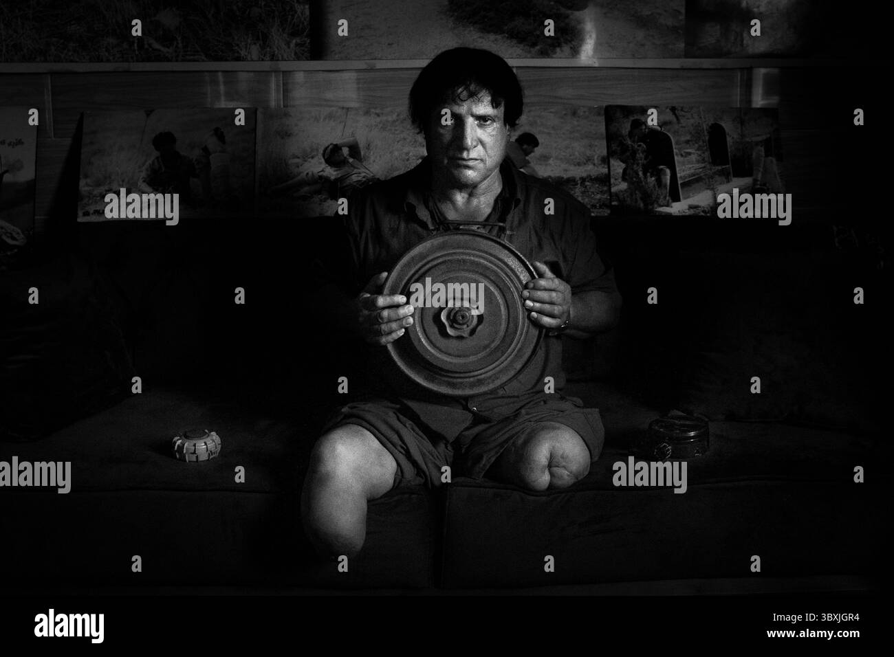 8 juillet 2021, Biyawele, gouvernorat de Halabja, Kurdistan irakien : le démineur Hoshyar Ali pose pour un portrait tenant une mine à son domicile dans le village de Biyawele près de Halabja, Kurdistan irakien, le 8 juillet 2021. Ali est un héros local. Selon ses propres informations, heÃs a secouru 182 personnes des champs de mines, déminé 104 villages, déminé 540 kilomètres carrés de terres, enseigné la sensibilisation aux mines terrestres à au moins 700 écoles et mis en sécurité plus de 2,5 millions de mines terrestres et de munitions non explosées, nombre de celles qu'il a déminées en tant que double amputé ayant perdu ses deux jambes à cause de mines terrestres. (Crédit image : © Daniel Carde/ZUMA Banque D'Images