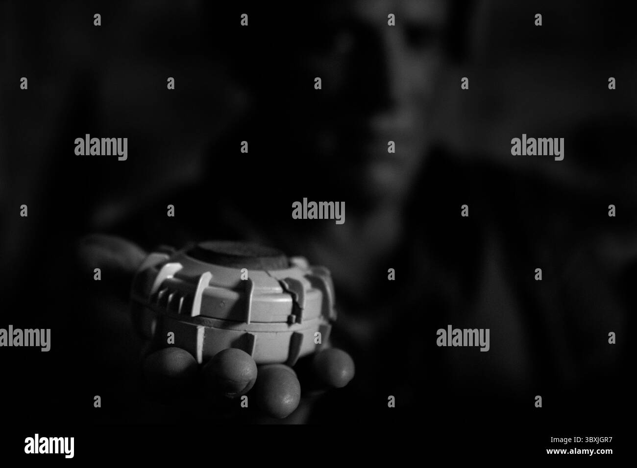 8 juillet 2021, Biyawele, gouvernorat de Halabja, Kurdistan irakien : le démineur Hoshyar Ali pose pour un portrait tenant une mine à son domicile dans le village de Biyawele près de Halabja, Kurdistan irakien, le 8 juillet 2021. Ali est un héros local. Selon ses propres informations, heÃs a secouru 182 personnes des champs de mines, déminé 104 villages, déminé 540 kilomètres carrés de terres, enseigné la sensibilisation aux mines terrestres à au moins 700 écoles et mis en sécurité plus de 2,5 millions de mines terrestres et de munitions non explosées, nombre de celles qu'il a déminées en tant que double amputé ayant perdu ses deux jambes à cause de mines terrestres. (Crédit image : © Daniel Carde/ZUMA Banque D'Images