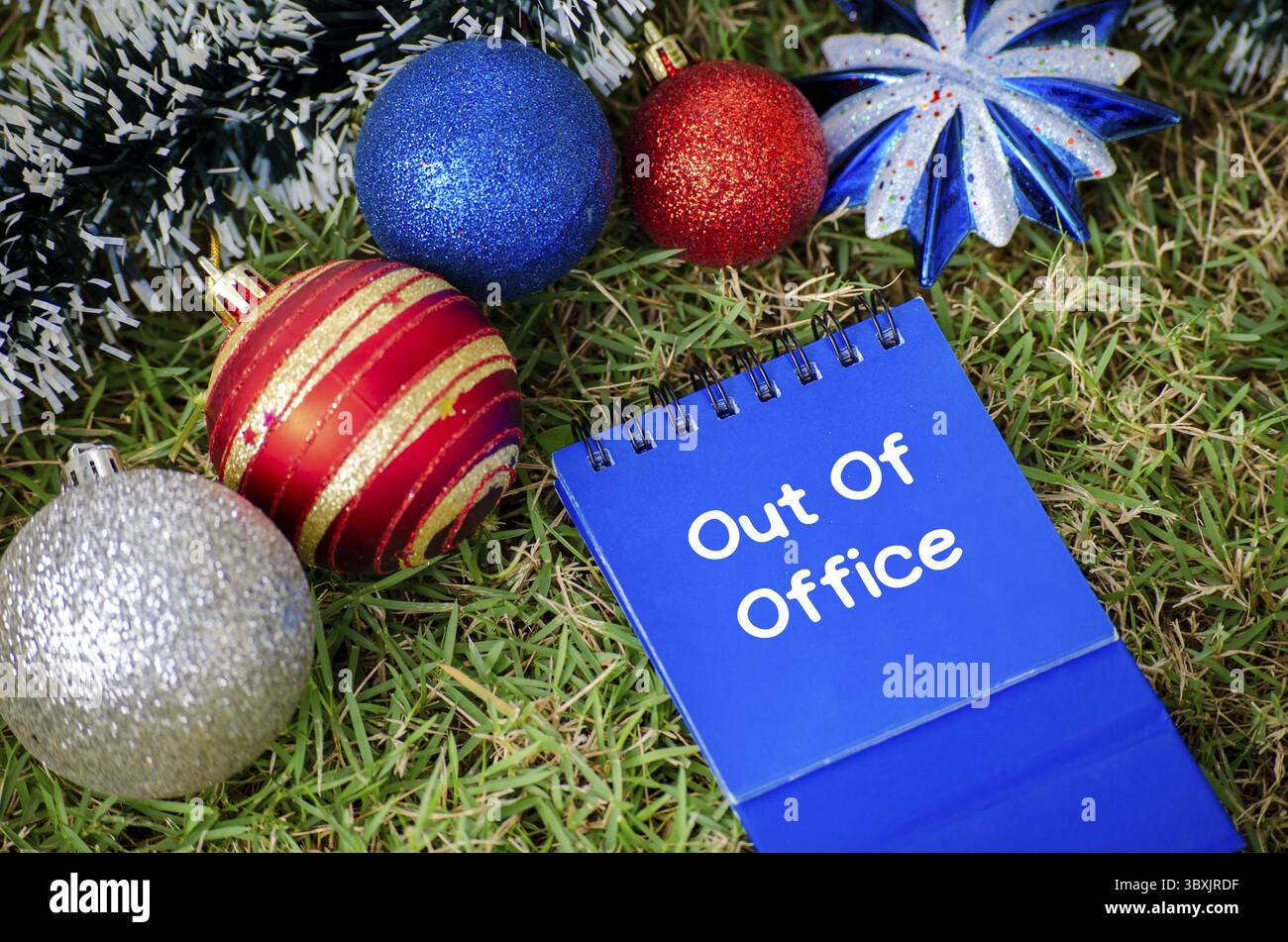 Vue de dessus du texte d'absence du bureau sur le bloc-notes bleu avec fond de décoration de Noël. Saison de Noël et concept Happy Holiday Banque D'Images