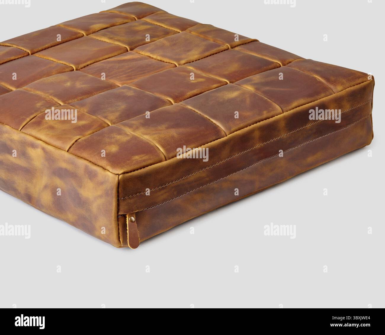 Matelas cousu à la main en cuir véritable marron pour un repos confortable. Accessoire fait main pour un design intérieur Banque D'Images