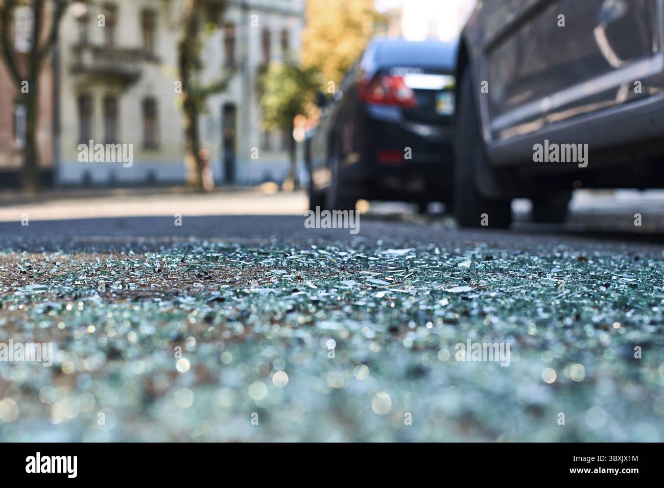 Des éclats de verre de voiture dans la rue Banque D'Images