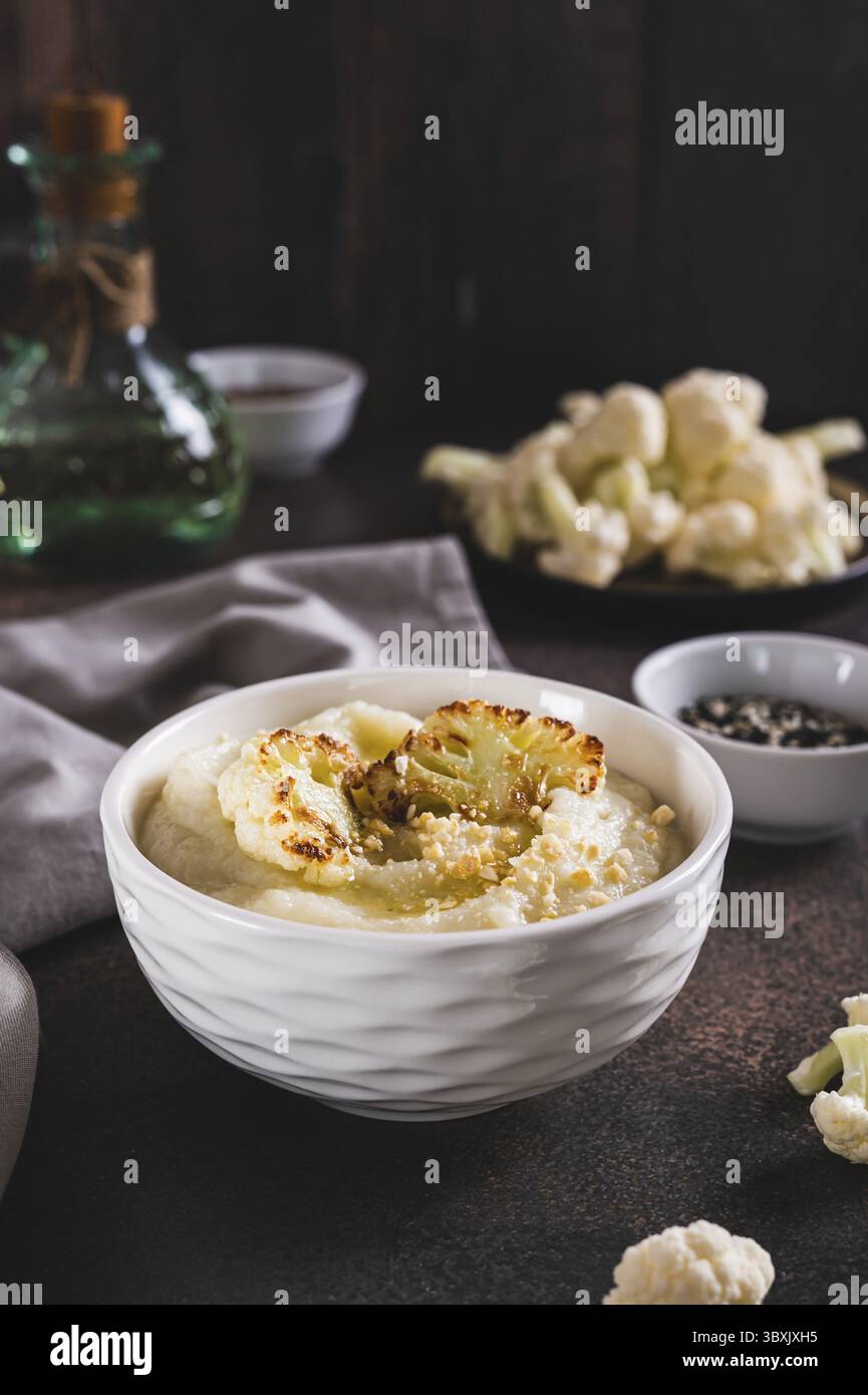 Nourriture, soupe crémeuse maison de chou-fleur dans un bol sur la table vue verticale Banque D'Images Nourriture, soupe crémeuse maison de chou-fleur dans un bol sur la table vue verticale Banque D'Images