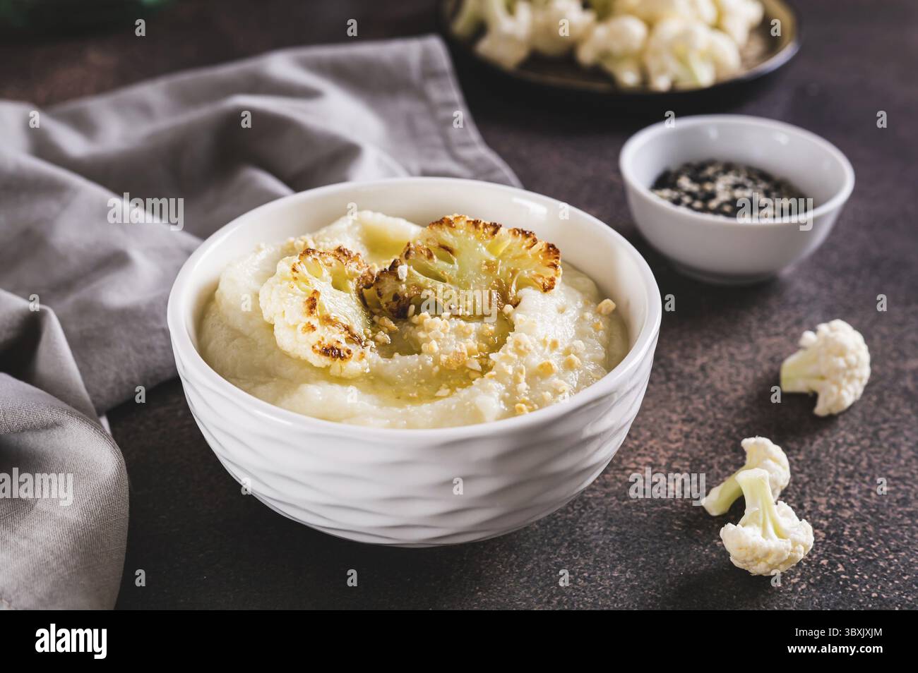 Nourriture, soupe crémeuse maison au chou-fleur dans un bol sur la table Banque D'Images Nourriture, soupe crémeuse maison au chou-fleur dans un bol sur la table Banque D'Images
