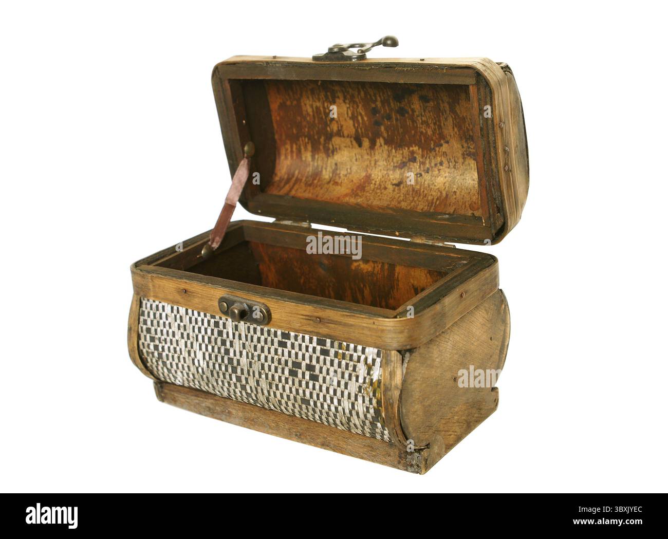 Vieux cercueil d'écorce de bouleau isolé sur le fond blanc Banque D'Images