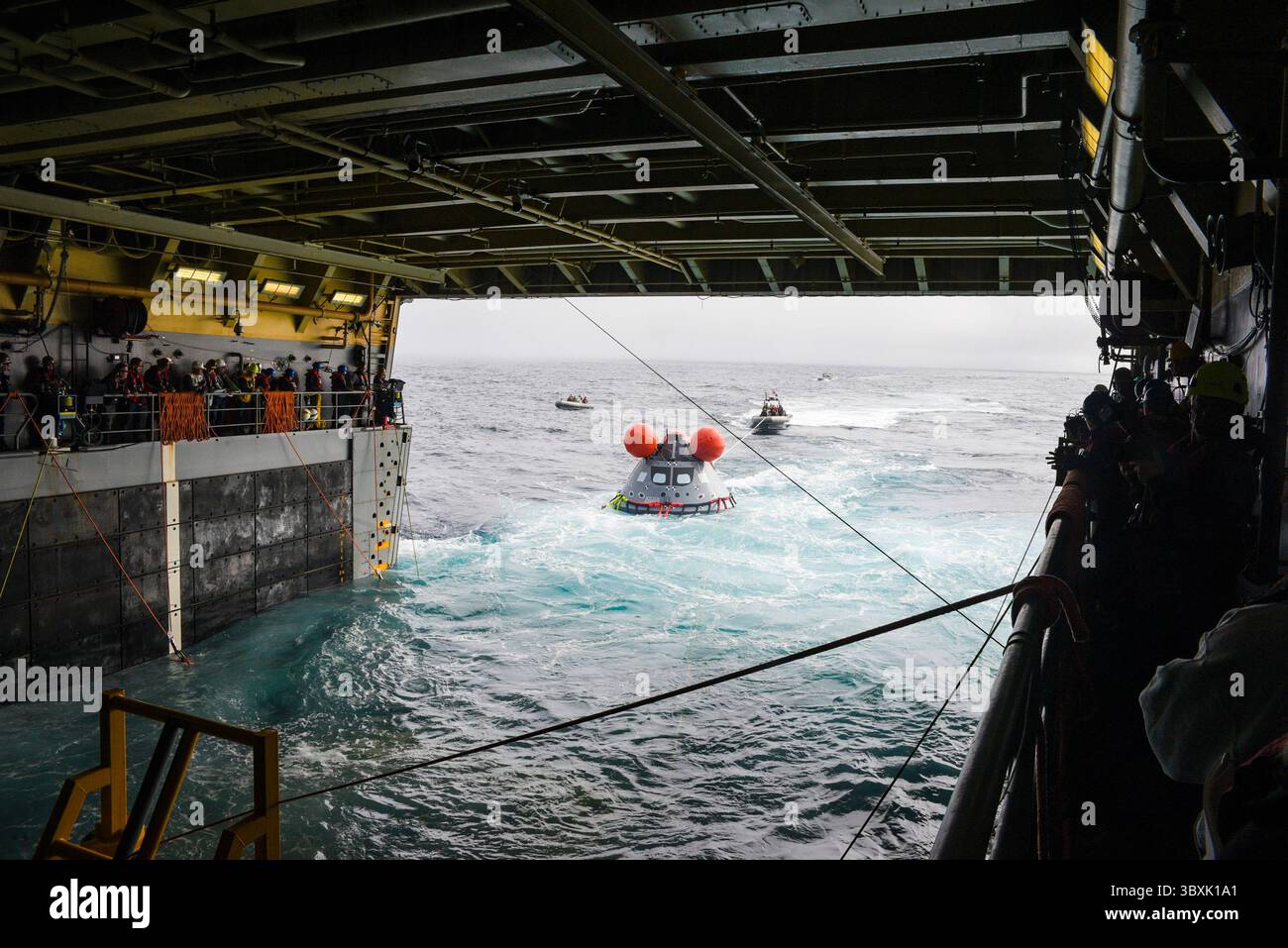 STYLELOCATIONU.S. Les marins de la marine récupèrent la capsule d'essai Artemis de la NASA dans la baie d'atterrissage du navire amphibie de transport de quai USS John P. Murtha lors du NASA Understanding Recovery test 9 novembre 3, 2021 au large des côtes de la Californie. (Crédit image : © MC2 Curtis Spencer/U.S. Navy/Planet Pix via ZUMA Press Wire) Banque D'Images