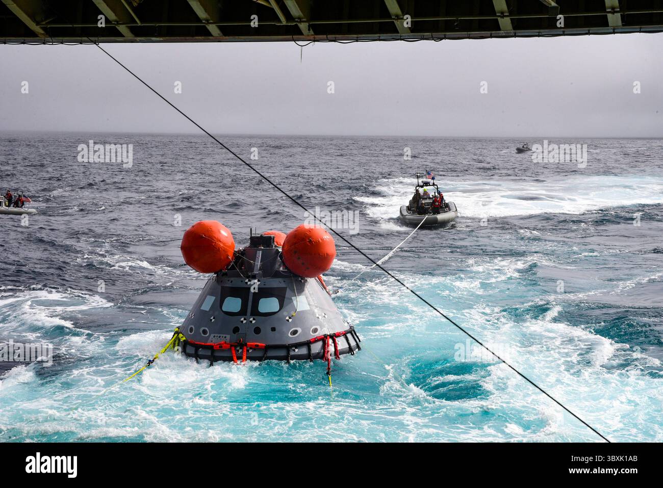STYLELOCATIONU.S. Les marins de la marine récupèrent la capsule d'essai Artemis de la NASA dans la baie d'atterrissage du navire amphibie de transport de quai USS John P. Murtha lors du NASA Understanding Recovery test 9 novembre 3, 2021 au large des côtes de la Californie. (Crédit image : © MC2 Curtis Spencer/U.S. Navy/Planet Pix via ZUMA Press Wire) Banque D'Images
