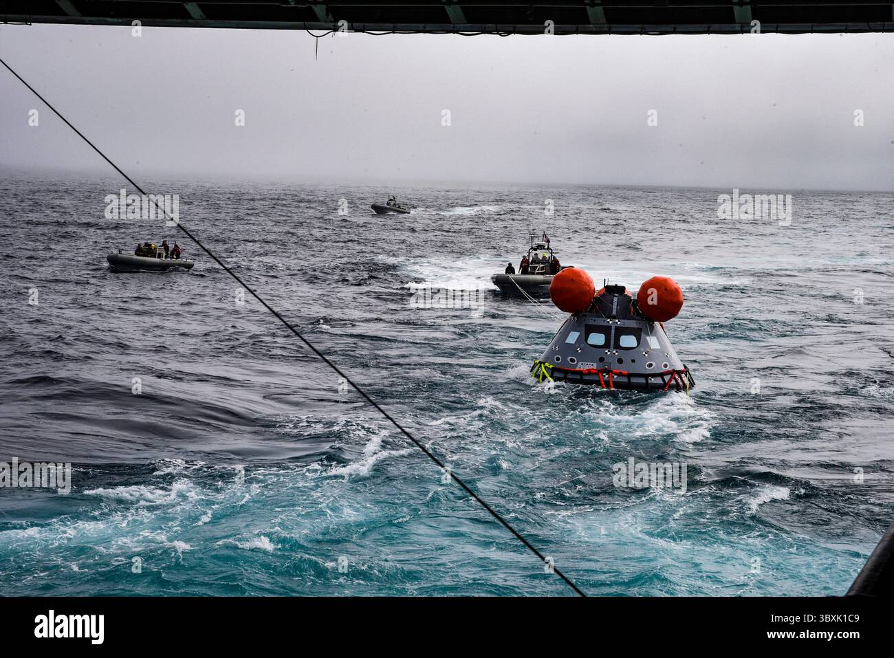 STYLELOCATIONU.S. Les marins de la marine récupèrent la capsule d'essai Artemis de la NASA dans la baie d'atterrissage du navire amphibie de transport de quai USS John P. Murtha lors du NASA Understanding Recovery test 9 novembre 3, 2021 au large des côtes de la Californie. (Crédit image : © MC2 Curtis Spencer/U.S. Navy/Planet Pix via ZUMA Press Wire) Banque D'Images