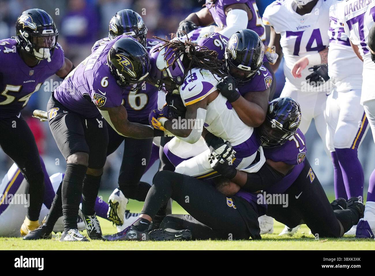 7 novembre 2021, Baltimore, MD, États-Unis : le Minnesota Vikings Running Back Dalvin Cook (33 ans) est abattu par la défense des Ravens de Baltimore au deuxième trimestre le dimanche 7 novembre 2021 au M&T Bank Stadium de Baltimore. (Crédit image : © Anthony souffle/TNS via ZUMA Press Wire/TNS via ZUMA Press Wire) Banque D'Images