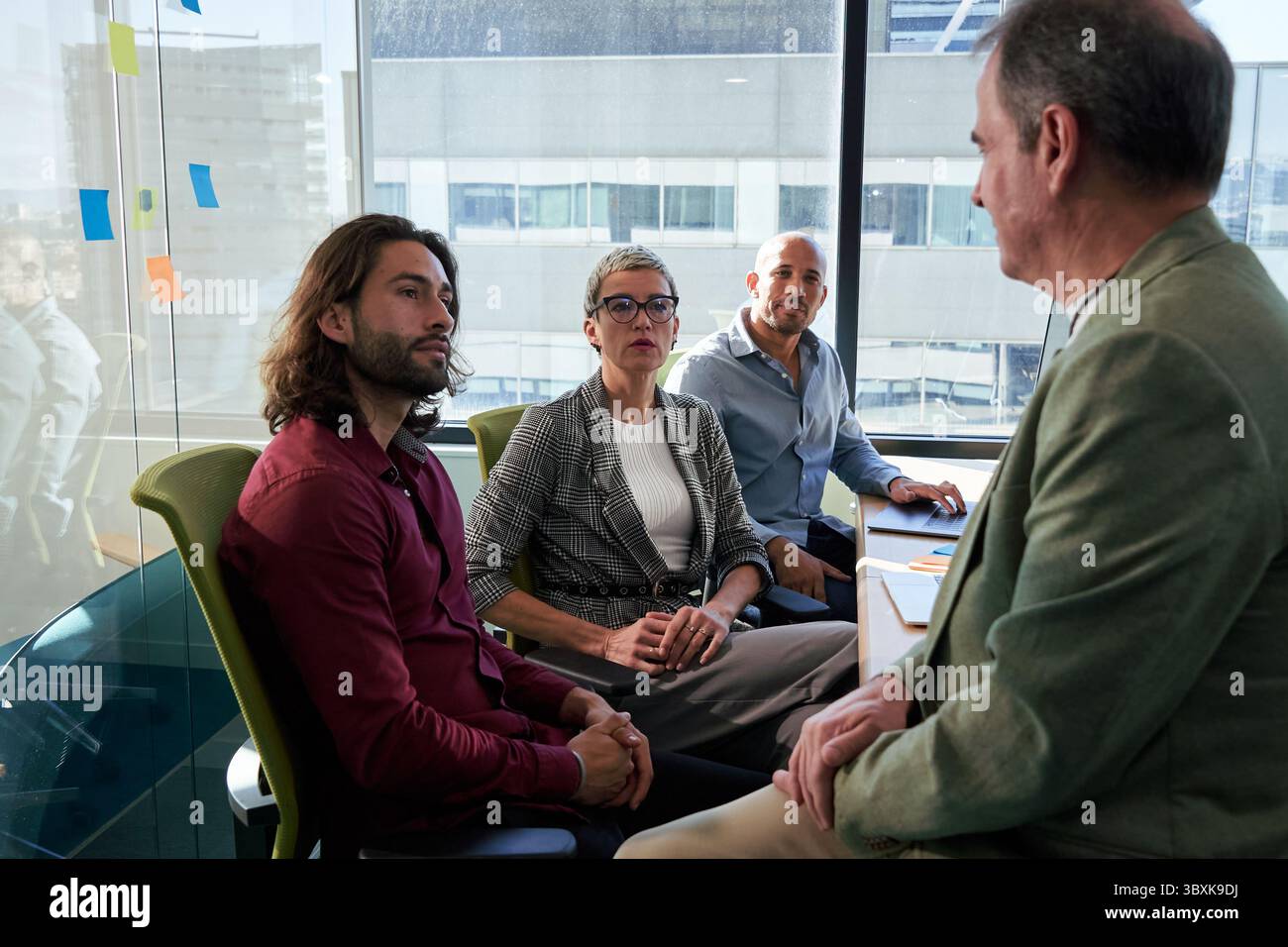 Les gens d'affaires ayant une réunion dans un bureau moderne. Banque D'Images