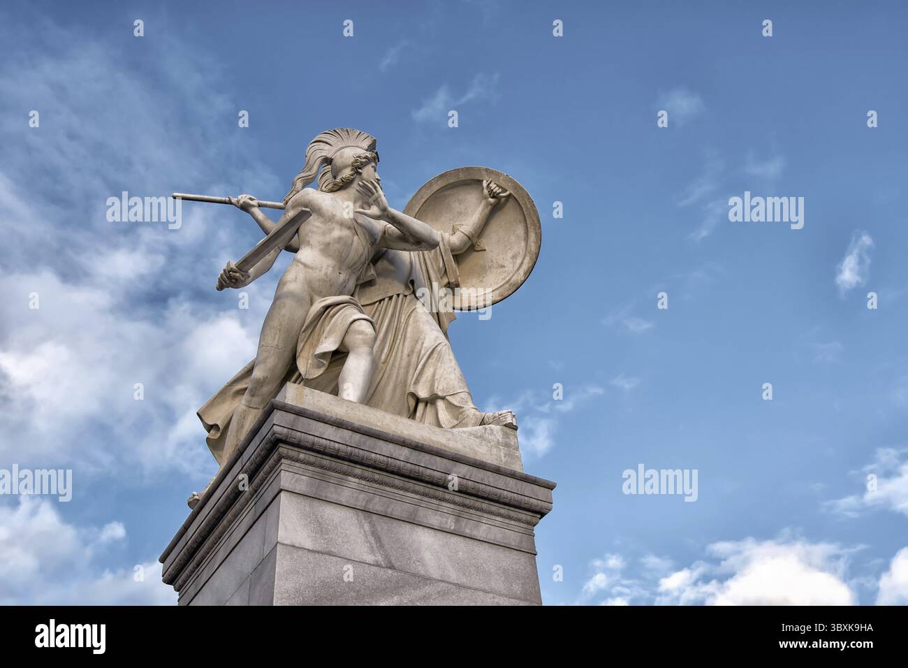 Berlin, Allemagne - 9 décembre 2019 : la sculpture sur le pont Schloss (Schlossbruecke) - la déesse grecque Athéna protège le jeune héros. Par Gustav Bla Banque D'Images