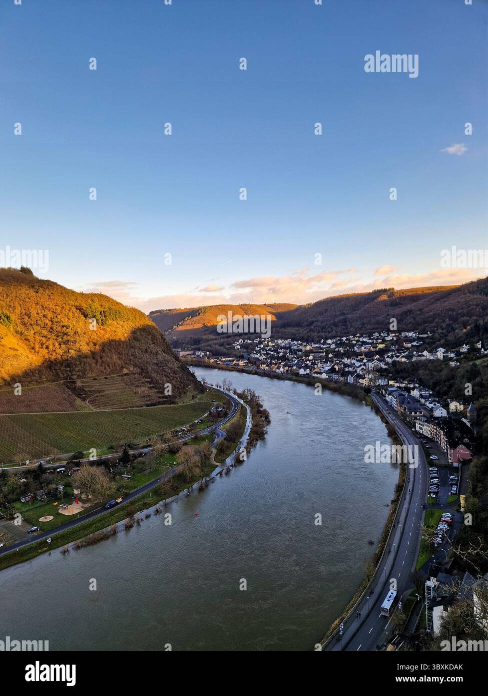 Coucher de soleil sur Cochem, Allemagne – vue sur le château au-dessus de la Moselle Riverside Town Banque D'Images