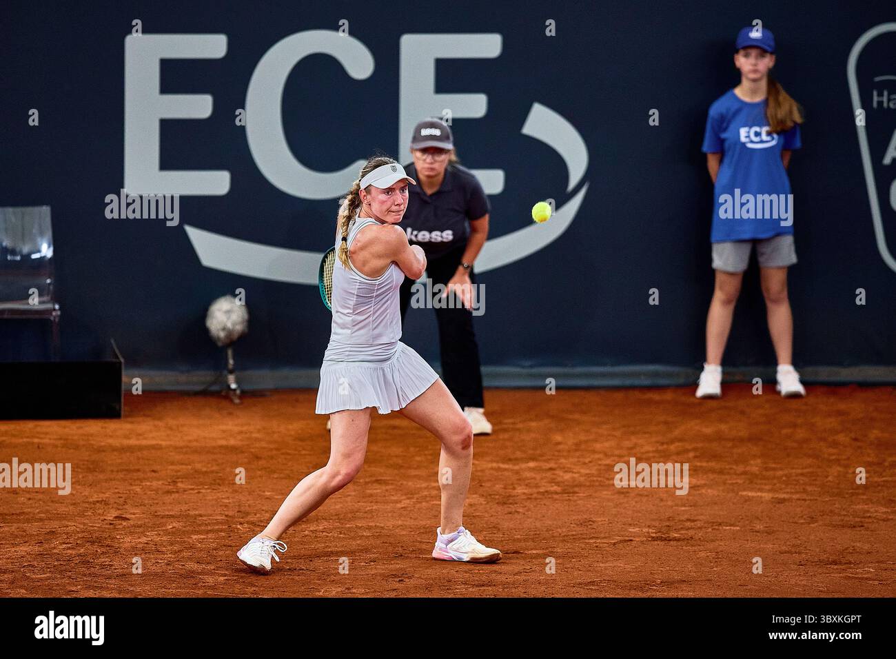 Hambourg, Hambourg, Allemagne. 18 juillet 2025. Ekaterina Alexandrova revient avec le revers à Anna Bondar de Hongrie lors du MSC Hamburg Ladies Open - Womens Tennis, WTA250, 18.7,2025, Hamburg (Tennis am Rothenbaum), Allemagne, Foto : Mathias Schulz (Credit image : © Mathias Schulz/ZUMA Press Wire) USAGE ÉDITORIAL ONLY ! Non destiné à UN USAGE commercial ! Banque D'Images