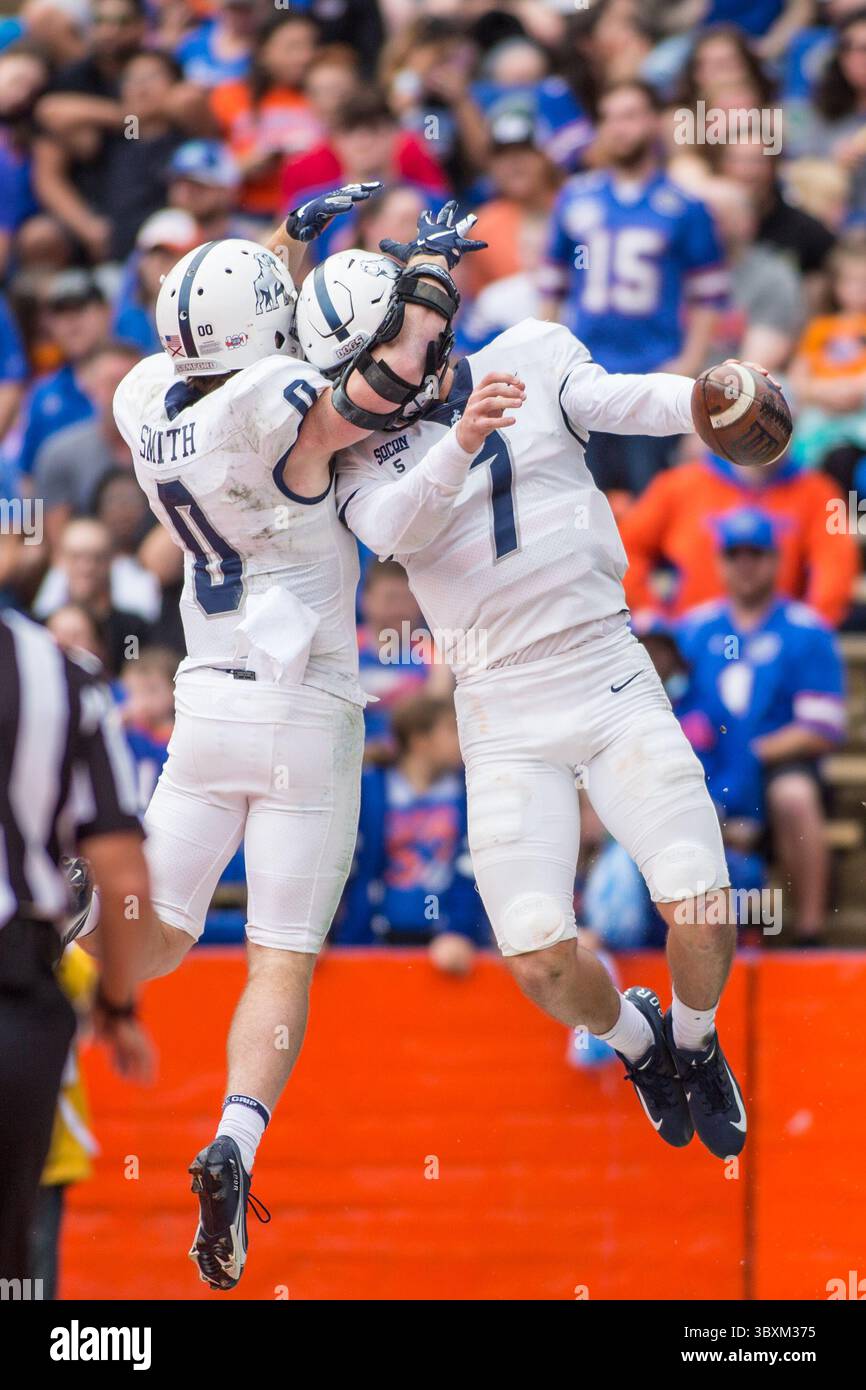 13 novembre 2021 : le quarterback des Samford Bulldogs Liam Welch (7 ans) célèbre un touchdown avec le receveur des Samford Bulldogs Chandler Smith (0 ans) lors du match de football NCAA entre les Samford Bulldogs et les Florida Gators au Ben Hill Griffin Stadium de Gainesville, FL. Jonathan Huff/CSM.(image de crédit : &copy ; Jonathan Huff/CSM via ZUMA Wire) Banque D'Images