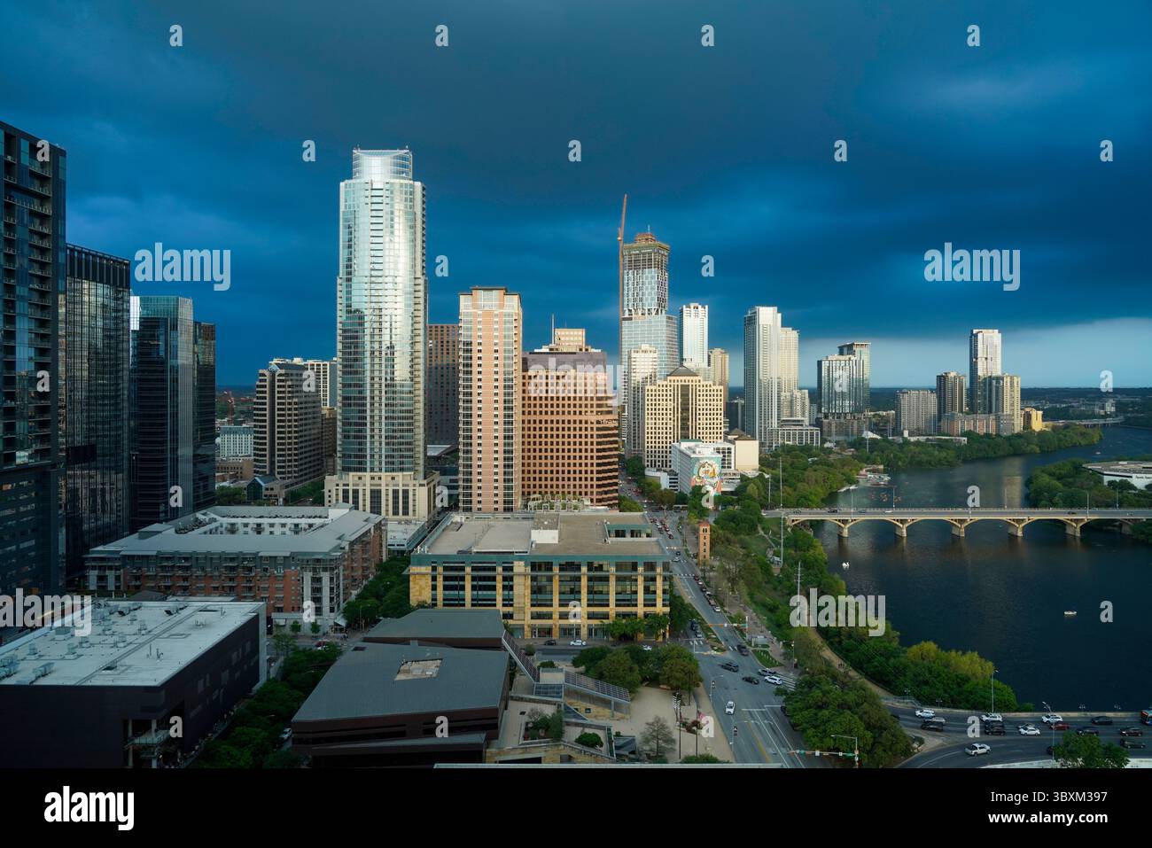 Ciel orageux au-dessus des gratte-ciel d'Austin Texas avec Rainey Street District sur la droite avec Ladybird Lake et Ann Richards Bridge. Banque D'Images