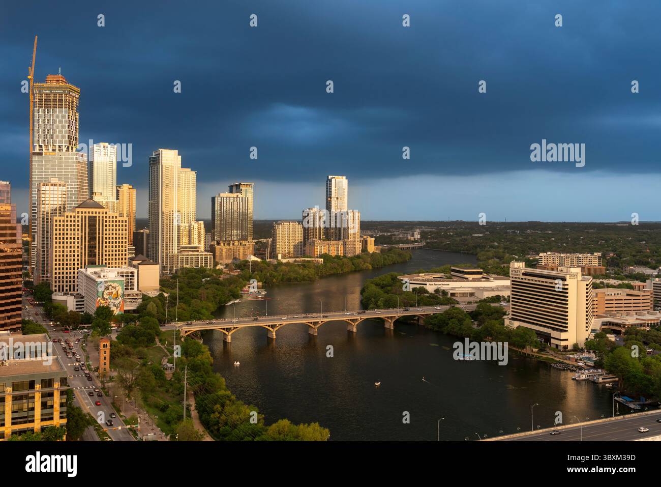 Ciel orageux au-dessus des gratte-ciel d'Austin Texas avec Rainey Street District avec Ladybird Lake et Ann Richards Bridge. Banque D'Images