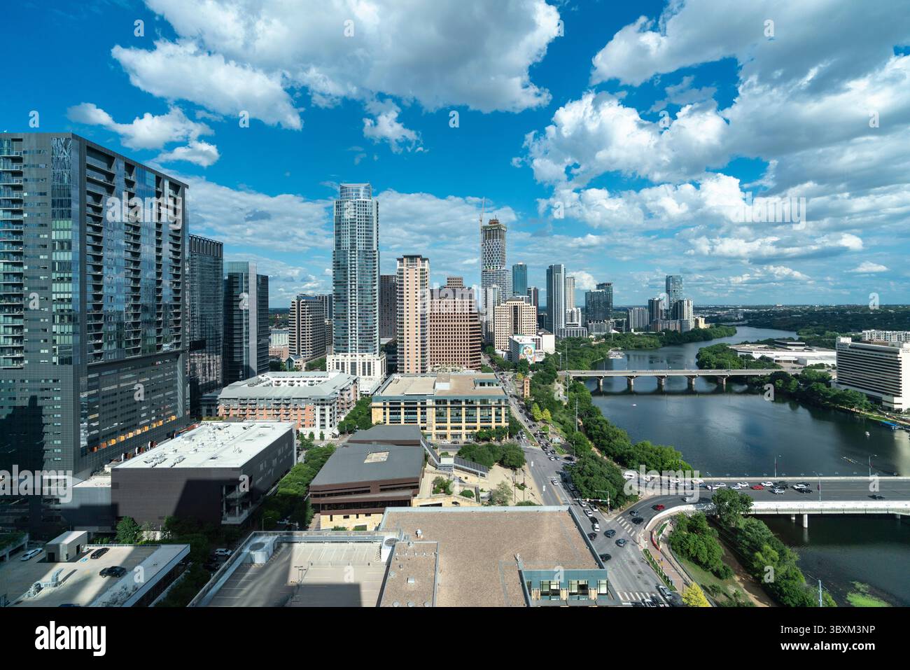 Austin Texas skyline avec Rainey Street District sur la droite avec Ladybird Lake et Congress Street Bat Bridge. Banque D'Images