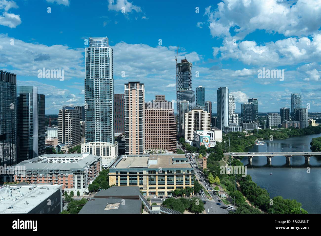 Austin Texas skyline avec Rainey Street District sur la droite avec Ladybird Lake et Congress Street Bat Bridge. Banque D'Images