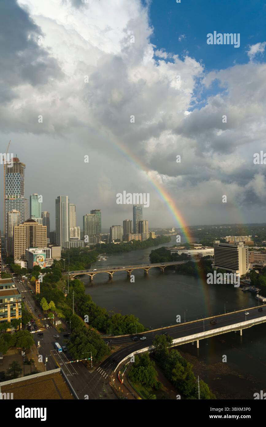 Rainey Street Austin Texas skyline avec arc-en-ciel sur le lac Ladybird et Ann Richards Congress Street Bridge. Banque D'Images