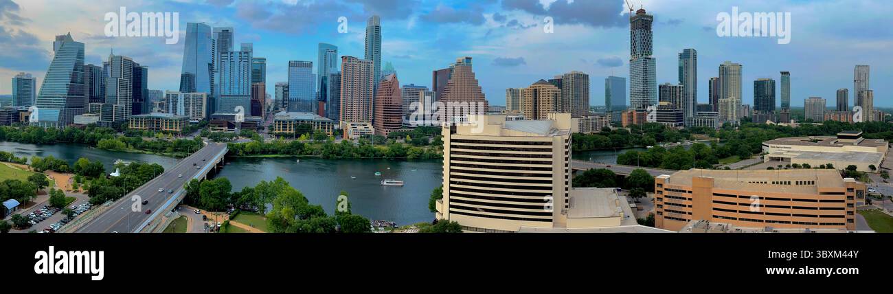 Les gratte-ciel d'Austin Texas font face au nord en traversant le lac Ladybird et le pont de Congress Street. Banque D'Images