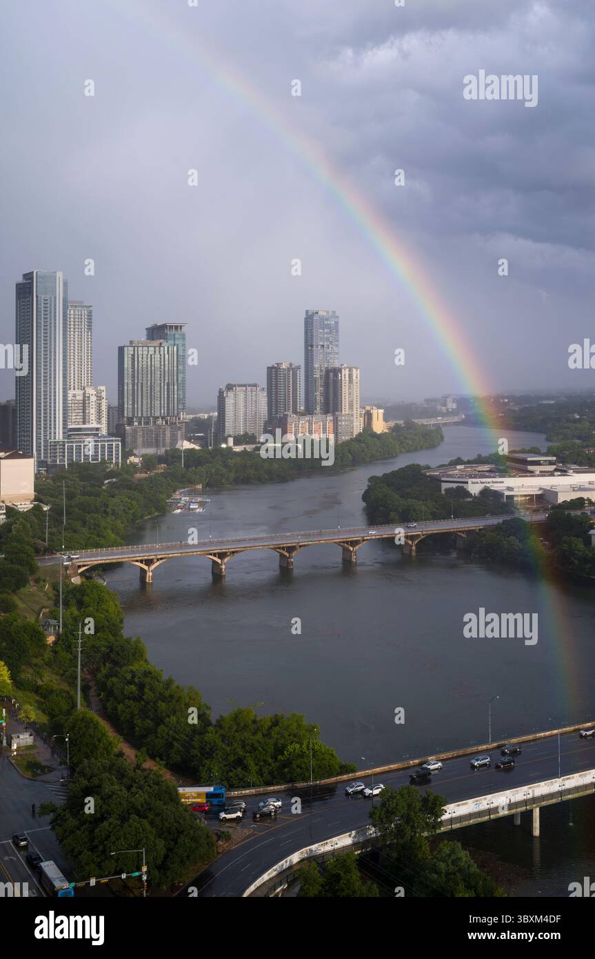 Rainey Street Austin Texas skyline avec arc-en-ciel sur le lac Ladybird et Ann Richards Congress Street Bridge. Banque D'Images