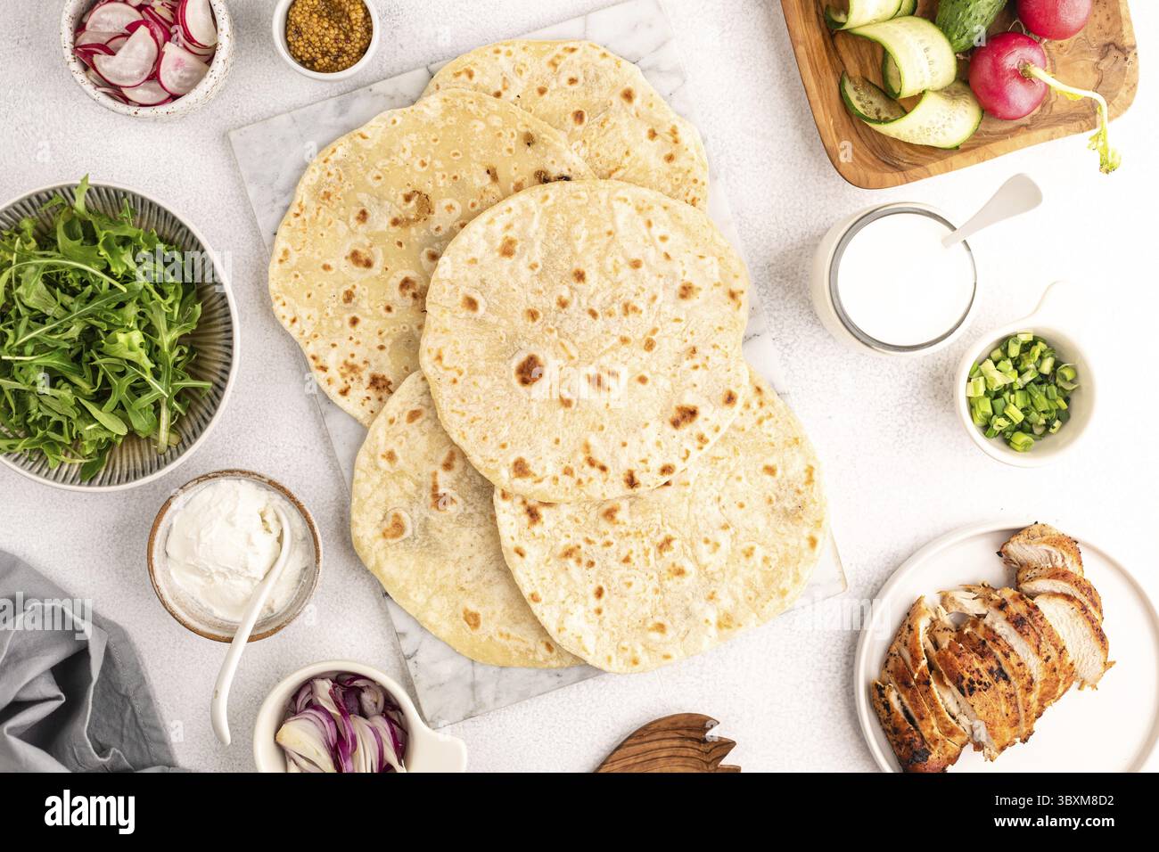 Food, Gebratenes Haehnchen, Rucola, Gurken, Radieschen, rote Zwiebeln und Weizentortillasauce zum Mittagessen, leckere mexikanische burritos oder Taco Banque D'Images