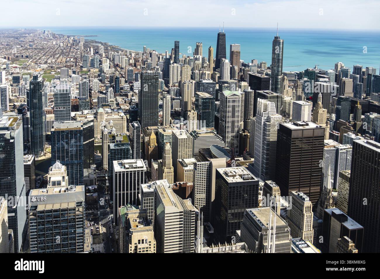 Chicago, États-Unis - 14 avril 2025 : vue aérienne du centre-ville de Chicago, mettant en valeur un paysage urbain avec des gratte-ciel modernes et le lac Michigan en arrière-plan Banque D'Images