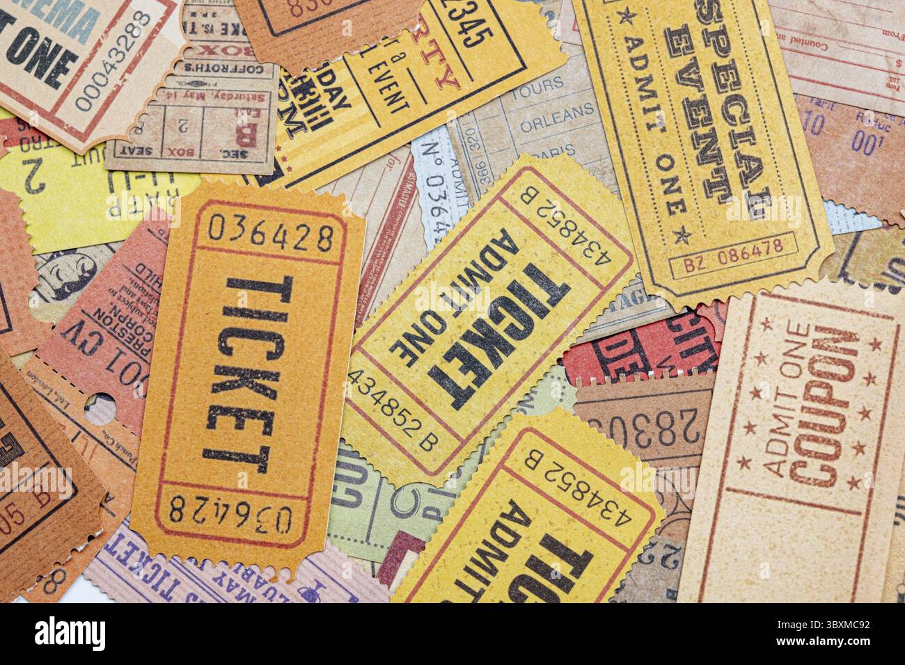 Billets vintage du monde entier, théâtre, cinéma, concerts, transport, cartes d'embarquement, cartes de réception d'hôtel et autres documents Banque D'Images