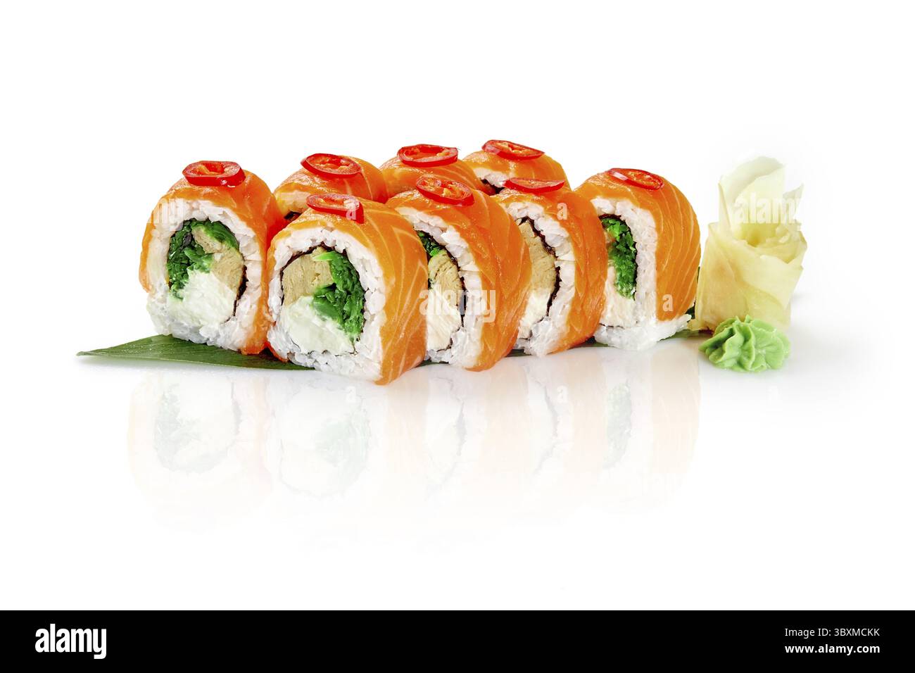 Des rouleaux de sushi uramaki philadelphia fraîchement préparés sont présentés sur un fond blanc, mettant en valeur des couleurs vibrantes et un arrangement précis Banque D'Images
