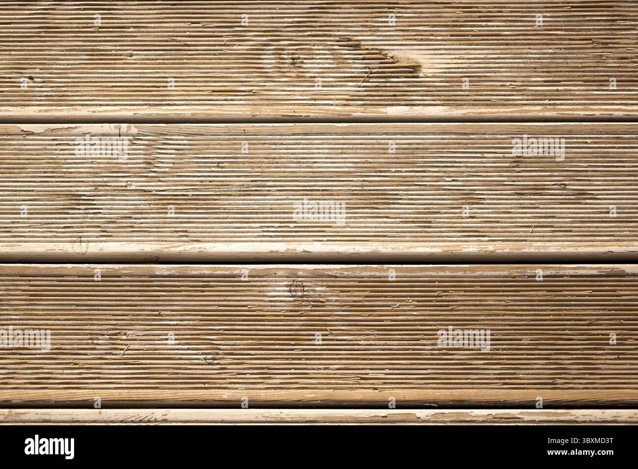 Une planche de bois avec une texture granuleuse. La planche est brune et a quelques rayures. La planche n'est pas très lisse Banque D'Images