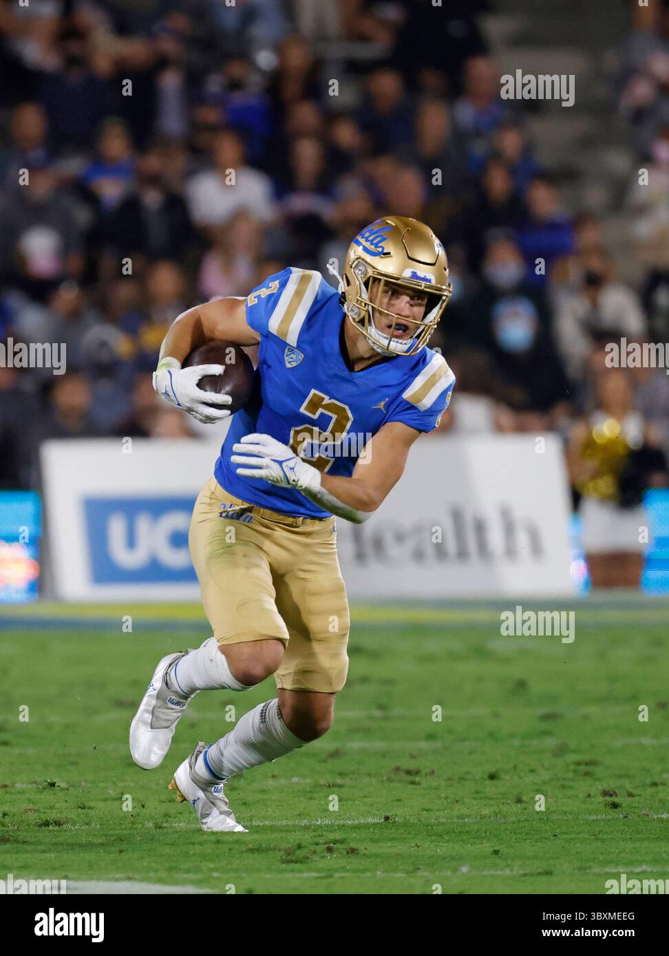 13 novembre 2021 le récepteur Kyle Philips #2 des Bruins de l'UCLA transporte le ballon pendant le match de football de la NCAA entre les Bruins de l'UCLA et les Buffaloes du Colorado au Rose Bowl à Pasadena, en Californie. Crédit photo obligatoire : Charles Baus/CSM(crédit image : &copy ; Charles Baus/CSM via ZUMA Wire) Banque D'Images