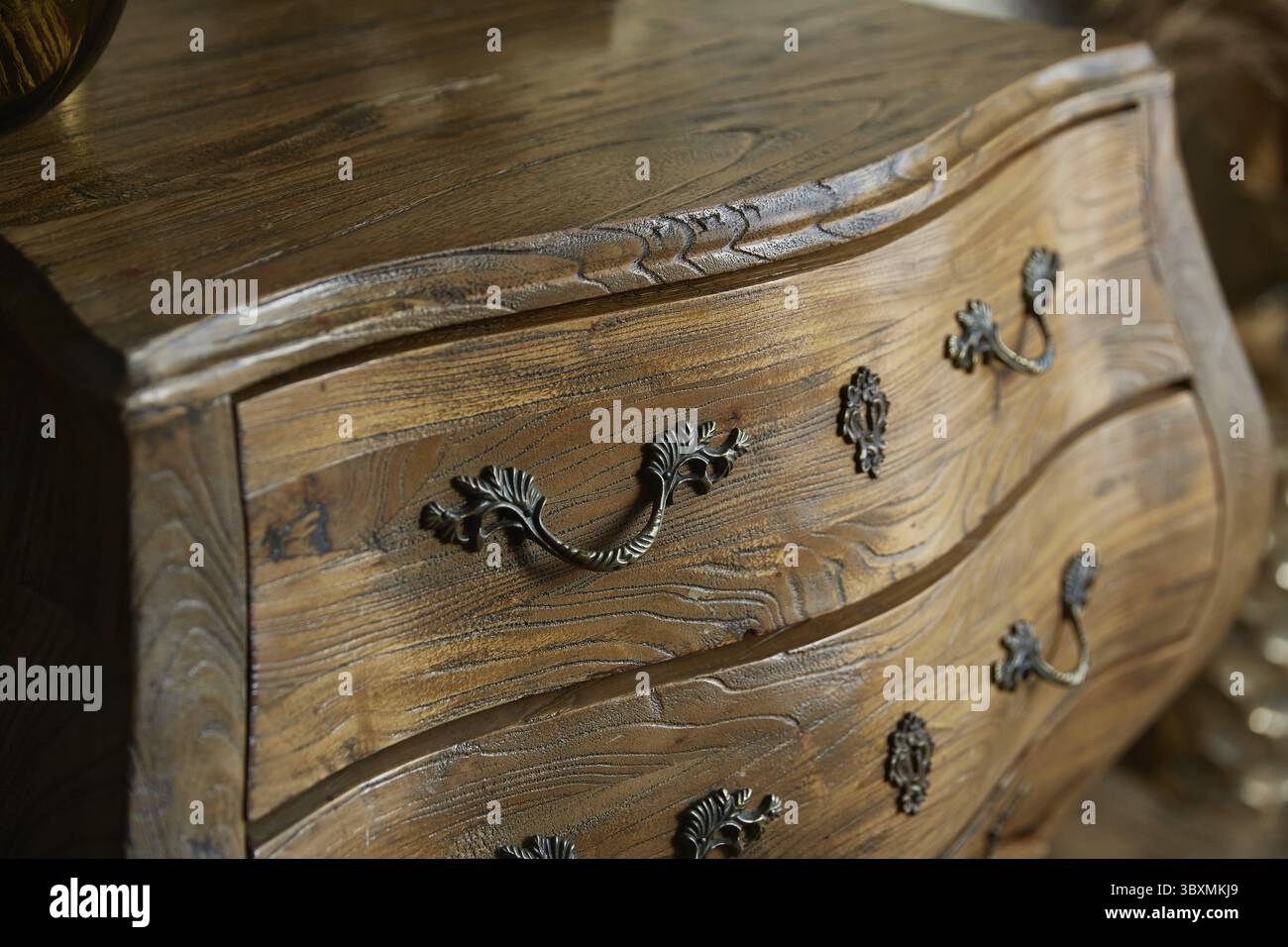 Gros plan sur la commode courbée vintage. Poignées forgées Banque D'Images