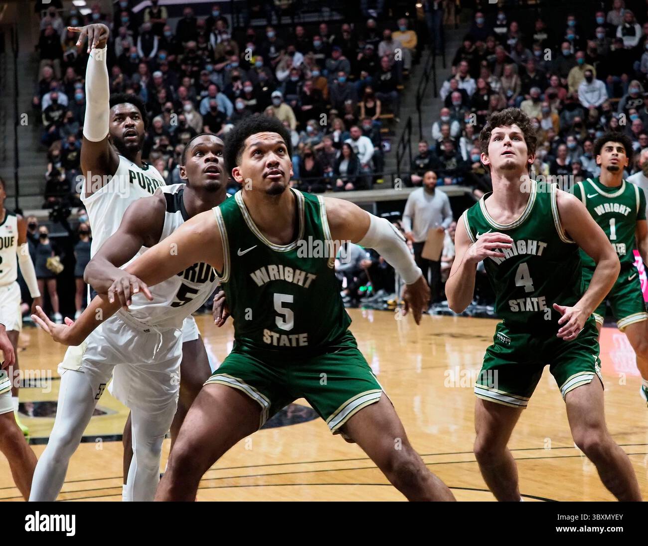 16 novembre ; West Lafayette, Indiana, USA ; l'attaquant de Purdue Boilermakers Trevion Williams (50) suit son tir franc alors que la garde de Purdue Boilermakers Brandon Newman (5), l'attaquant de Wright State Raiders CJ Wilbourn (5) et la garde Keaton Norris (4) attendent le rebond dans la première moitié d'un match de basket entre les Wright State Raiders et les Purdue Boilermakers à Mackey Arena. Crédit obligatoire : Sandra Dukes/CSM.(image de crédit : &copy ; Sandra Dukes/Cal Sport Media/CSM via ZUMA Wire) Banque D'Images