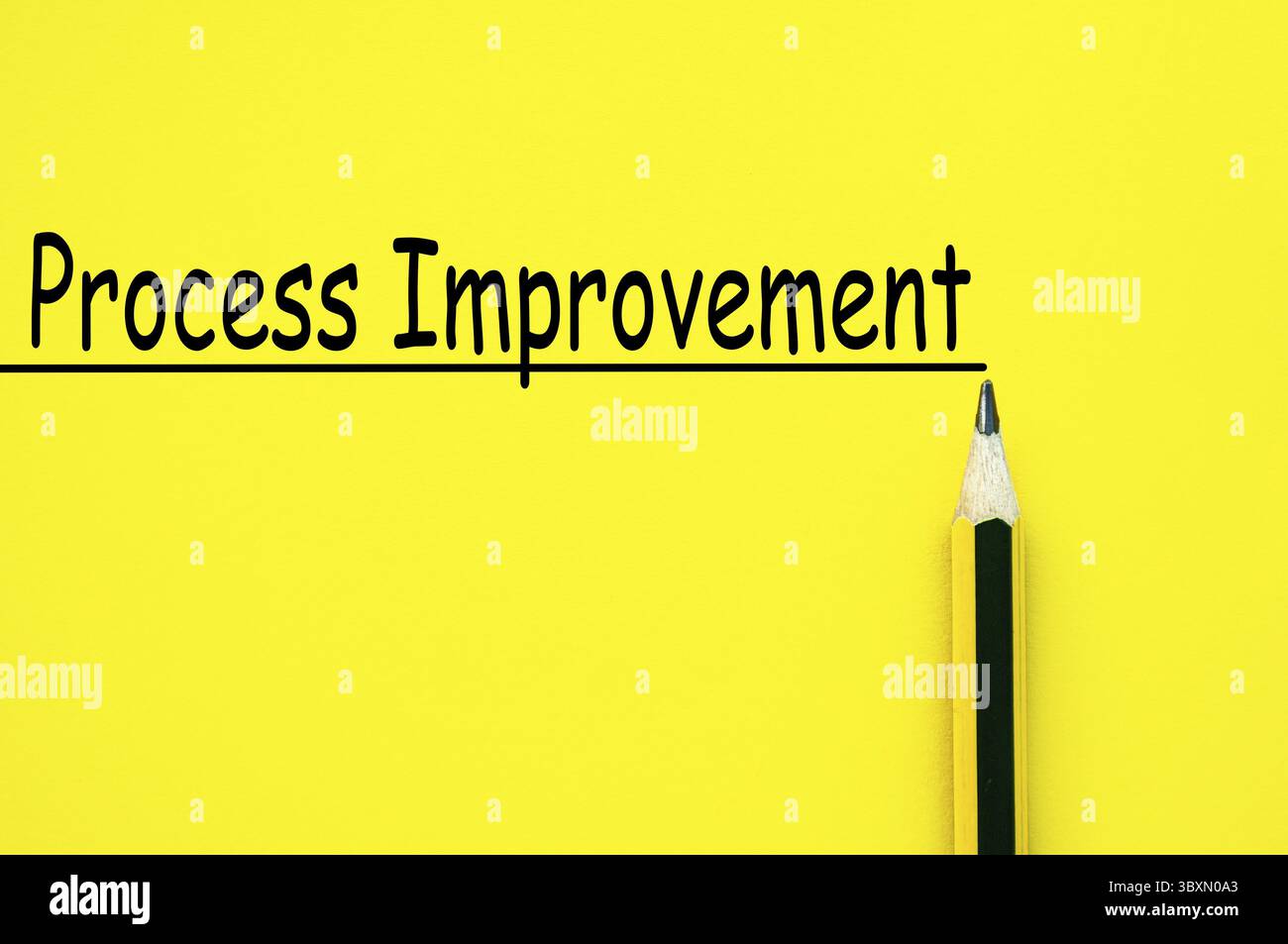Texte d'amélioration du processus écrit sur fond de papier jaune. Concept d'amélioration commerciale Banque D'Images