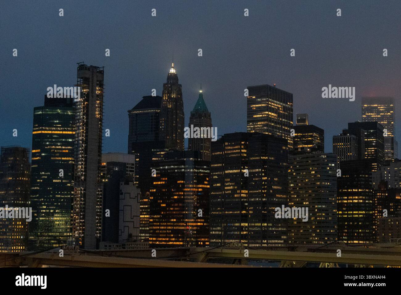 City Skyline au crépuscule capture l'interaction dynamique de la lumière et de l'architecture sous un ciel nuageux, mettant en évidence la croissance urbaine et le paysage en constante évolution. Banque D'Images