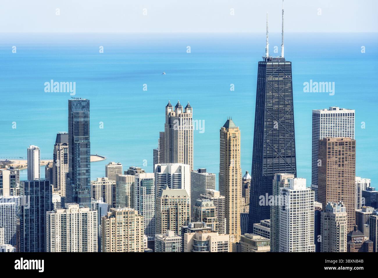 Chicago, États-Unis - 14 avril 2025 : une vue aérienne de la skyline de Chicago présente des gratte-ciel emblématiques contre un lac turquoise serein, mettant en valeur le c Banque D'Images
