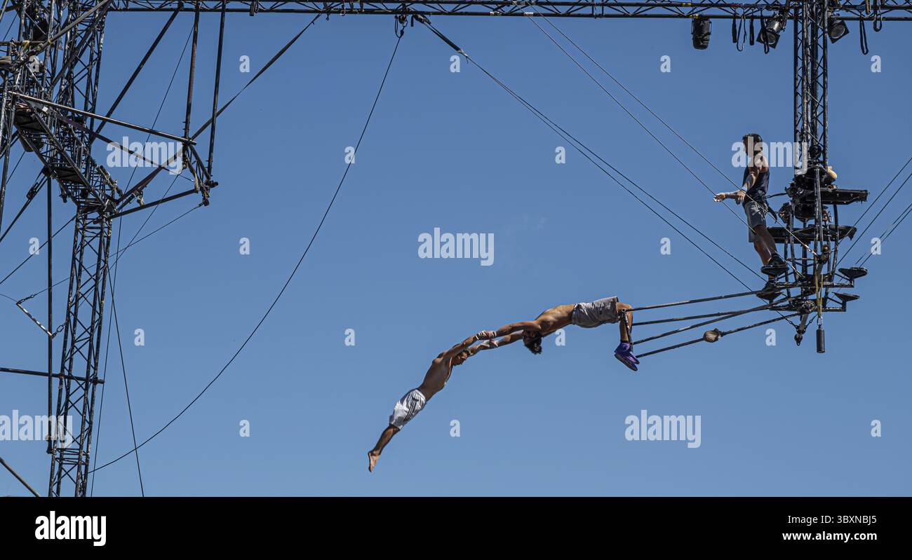 Sibiu City, Roumanie - 28 juin 2022 des artistes du trapèze acrobates de CirkVOST, sur l'échafaudage métallique au Festival International du Théâtre de Sibiu, Banque D'Images