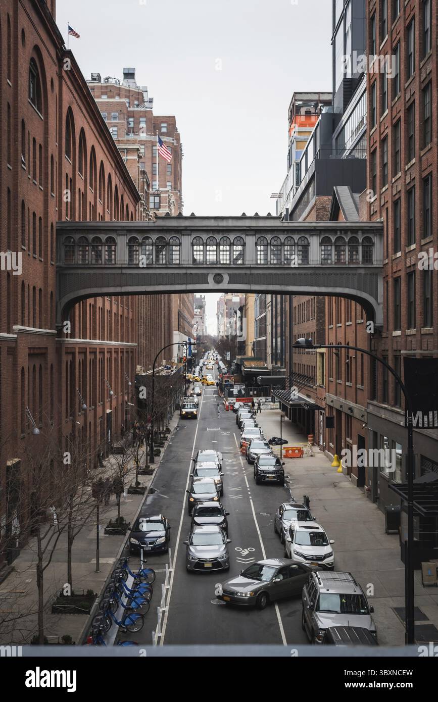 Embouteillage et l'activité d'une journée normale dans les rues de New York vu de la ligne haute Banque D'Images