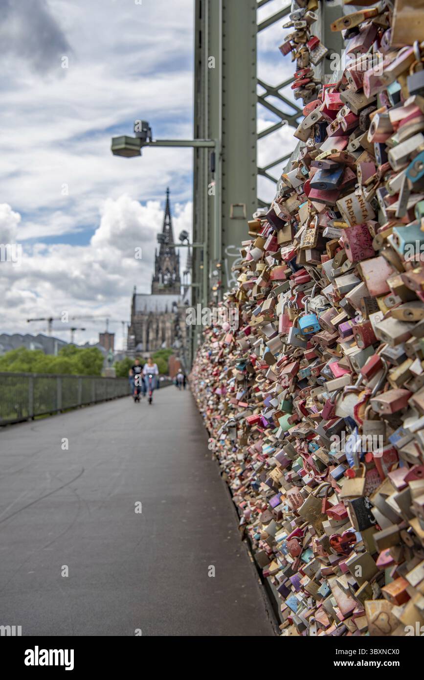 Locks d'amour sur le pont Hohenzollern Banque D'Images