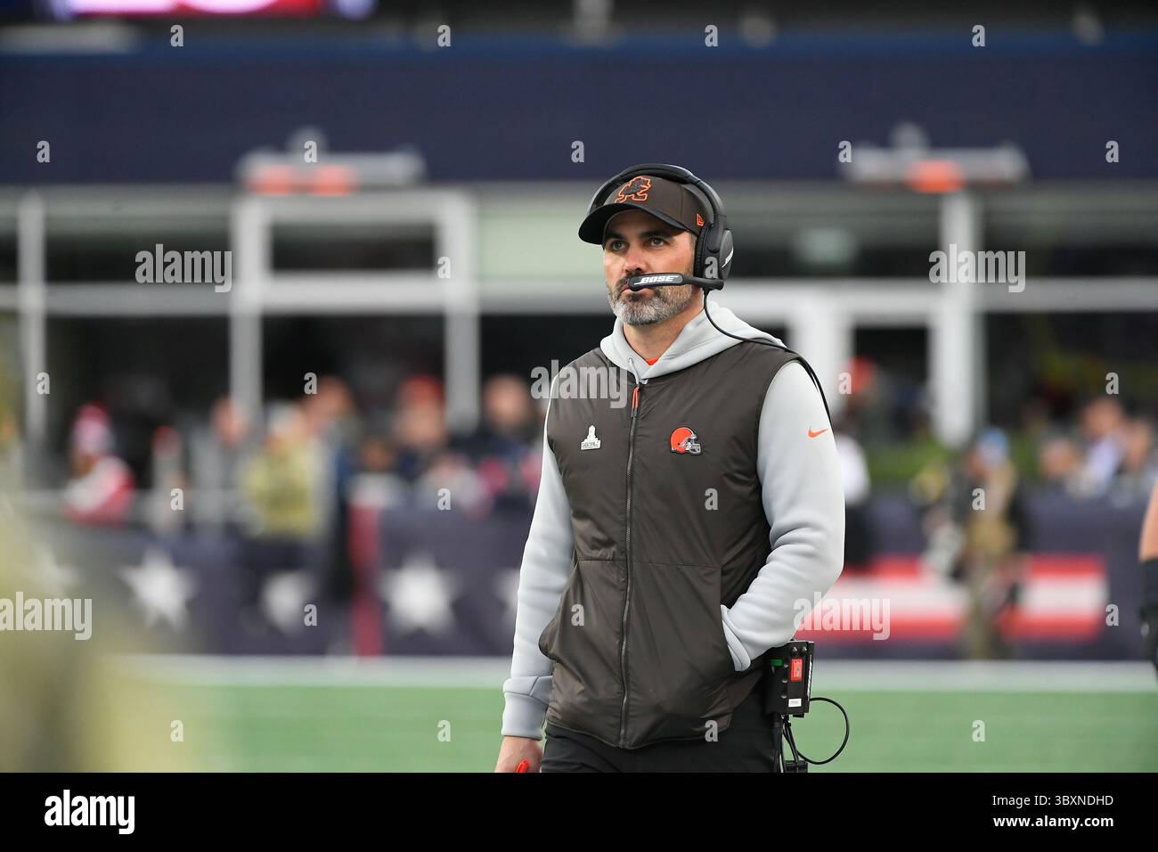 14 novembre 2021 : Kevin Stefanski, entraîneur-chef des Browns de Cleveland, sur la touche lors du match de football NFL entre les Browns de Cleveland et les Patriots de la Nouvelle-Angleterre au Gillette Stadium, à Foxborough, Massachusetts. Les Patriotes battent les Browns 45-7. Eric Canha/CSM(image de crédit : © ; Eric Canha/CSM via ZUMA Wire) Banque D'Images