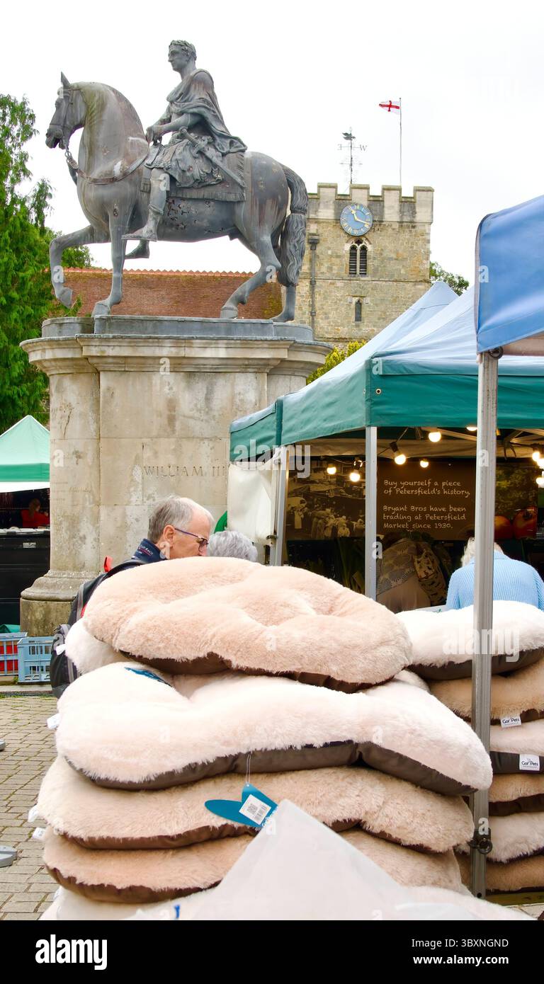 Circa 1757 plomb à l'origine dorée statue équestre de Guillaume III par John ou Henry Cheere le Square Petersfield Hampshire Angleterre Royaume-Uni Banque D'Images