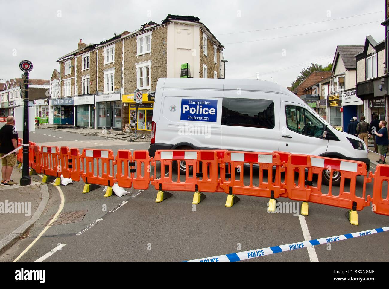 Toit effondré après un grave incendie plat affectant les maisons mitoyennes entreprises lavant Street Petersfield Hampshire Angleterre Royaume-Uni 3 juillet 2025 Banque D'Images