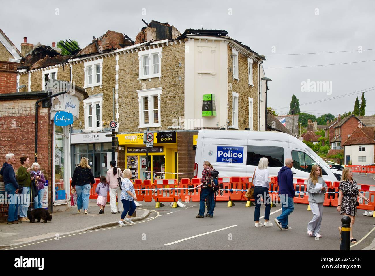 Toit effondré après un grave incendie plat affectant les maisons mitoyennes entreprises lavant Street Petersfield Hampshire Angleterre Royaume-Uni 3 juillet 2025 Banque D'Images