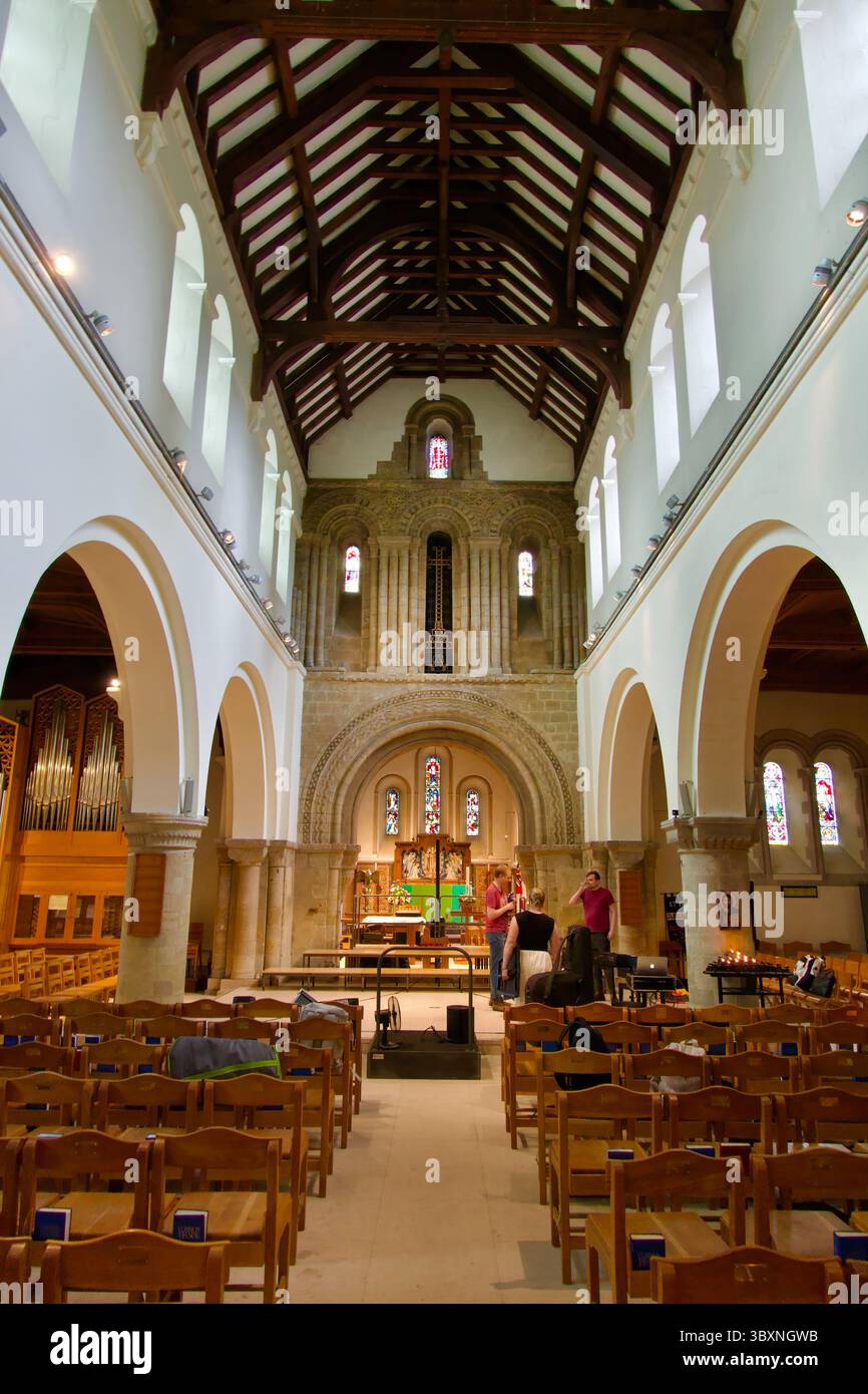 Intérieur de l'église Saint-Pierre avec des gens qui se préparent pour une soirée de chorale regardant vers l'autel principal Petersfield Hampshire Angleterre Banque D'Images