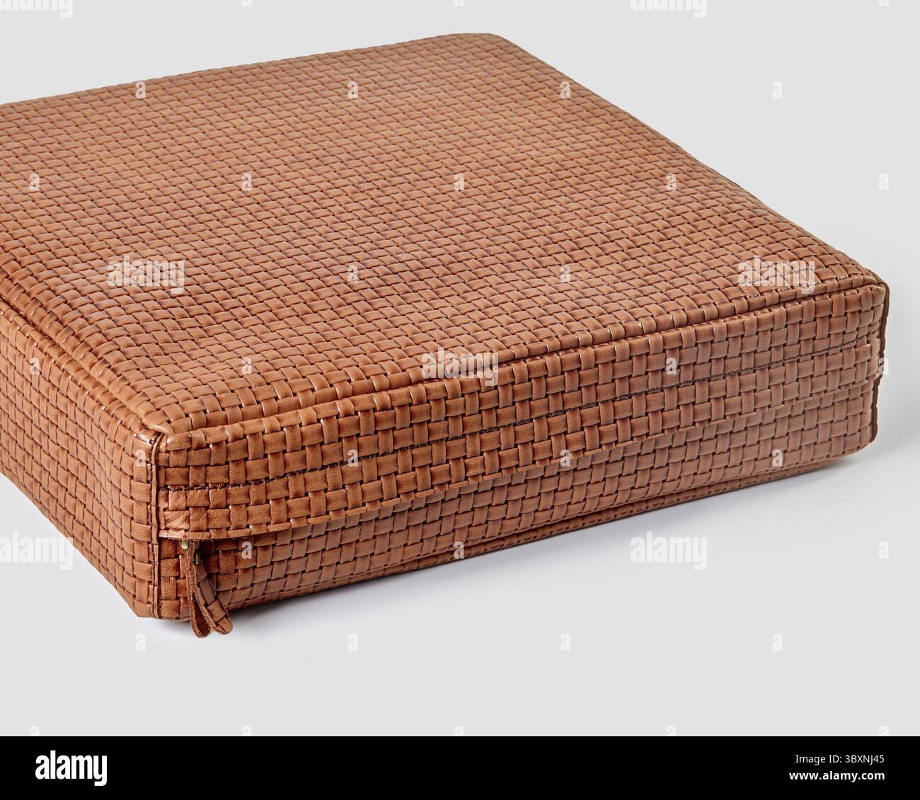 Coussin en cuir tissé ajoutant une touche d'élégance à tout projet de design d'intérieur Banque D'Images