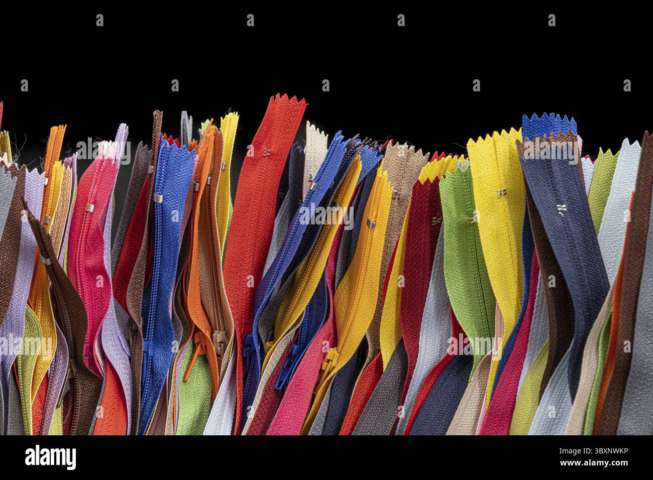 Fermetures éclair multicolores ou fermetures éclair, utilisées pour relier le tissu ou le textile Banque D'Images