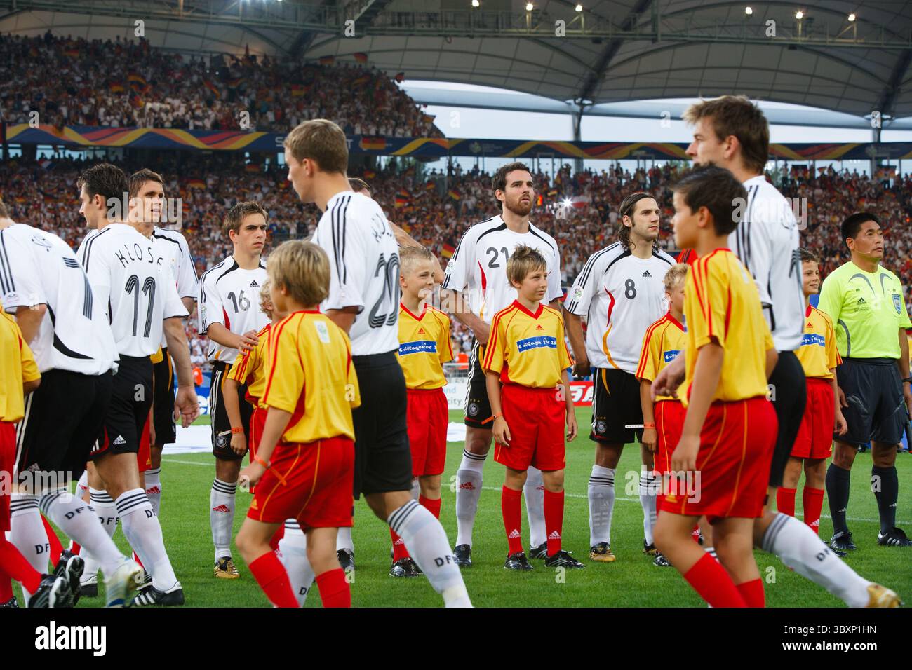 Les joueurs allemands prennent le terrain pour les présentations d'équipes avant le match de la 3e place de la Coupe du monde de la FIFA contre le Portugal le 8 juillet 2006 au Gottlieb-Daimler Stadion à Stuttgart, en Allemagne. Usage éditorial exclusif. Utilisation commerciale interdite. (Photographie de Jonathan Paul Larsen / Diadem images) Banque D'Images