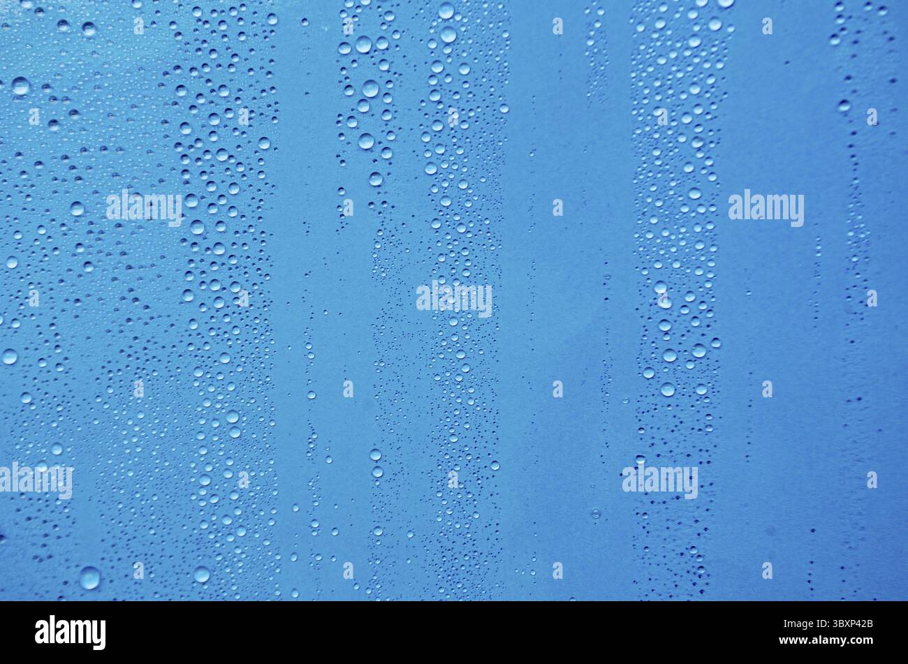 Gouttelettes d'eau avec fond bleu Banque D'Images